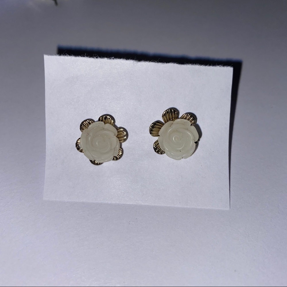 Off White Flower Stud Earings